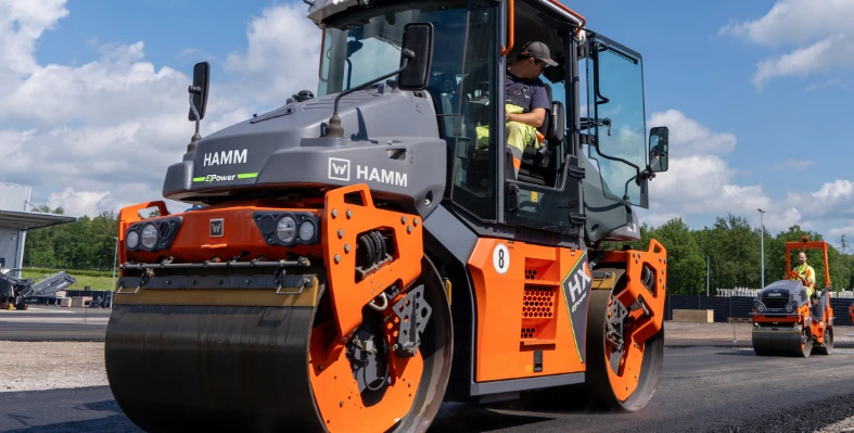 The HX 70e uses a 400-volt lithium-ion battery from Kreisel, offering a capacity of 63 kWh. (Image source: HAMM) the_tandem_roller